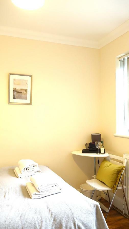 Heathrow Ensuite Rooms- Auto Check In ロンドン エクステリア 写真