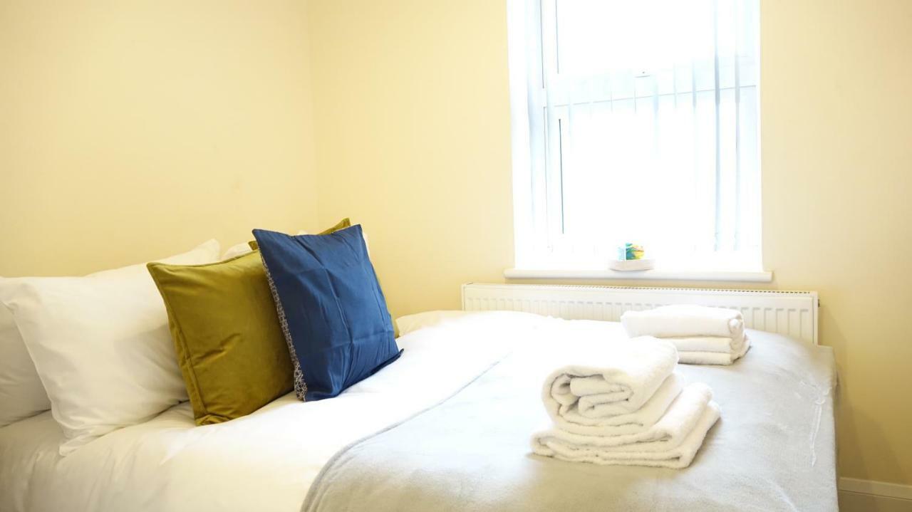 Heathrow Ensuite Rooms- Auto Check In ロンドン エクステリア 写真