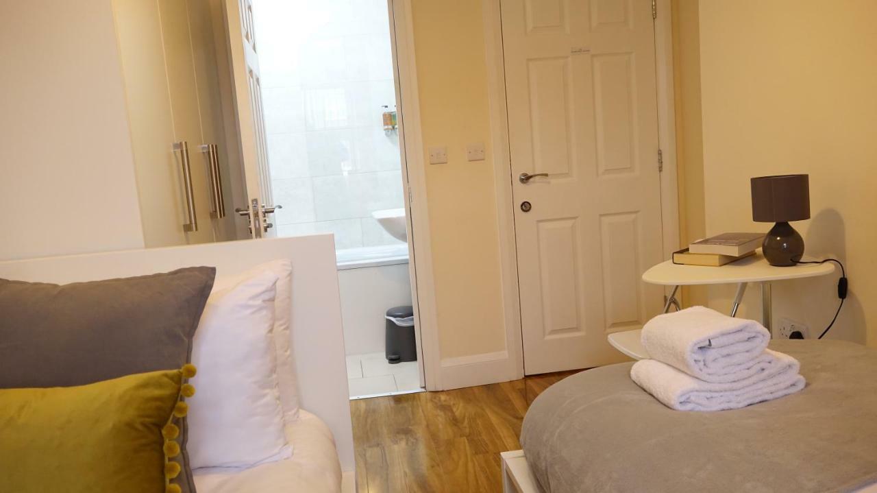 Heathrow Ensuite Rooms- Auto Check In ロンドン エクステリア 写真