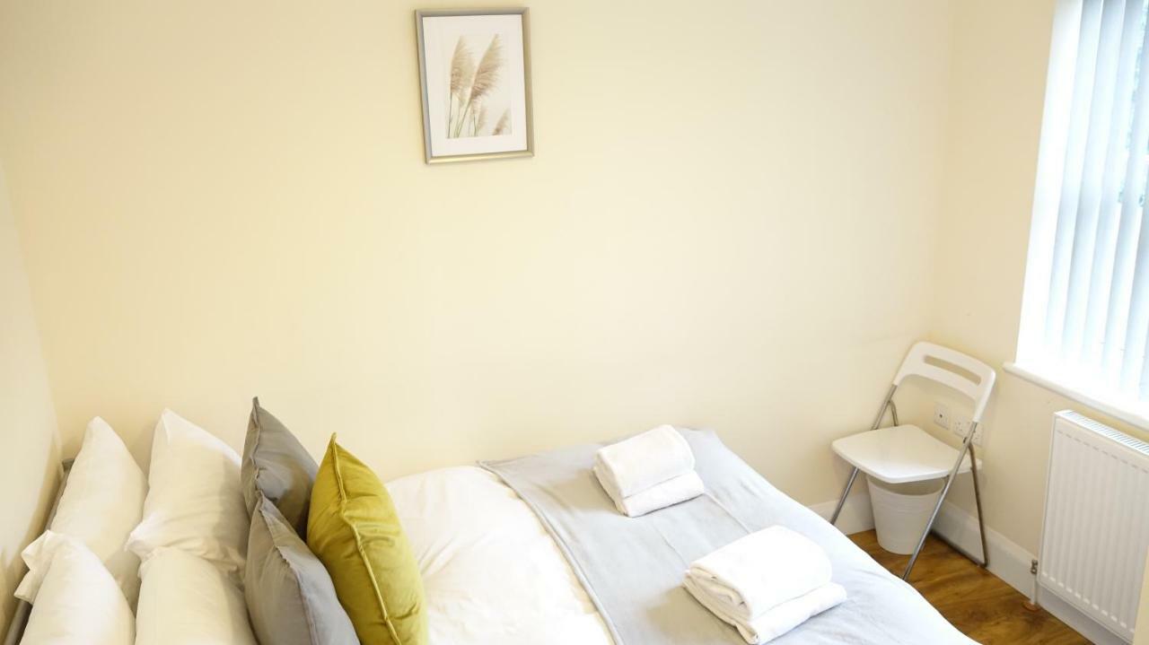 Heathrow Ensuite Rooms- Auto Check In ロンドン エクステリア 写真
