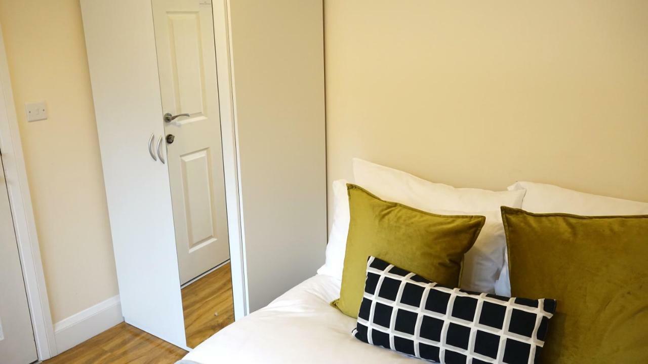 Heathrow Ensuite Rooms- Auto Check In ロンドン エクステリア 写真