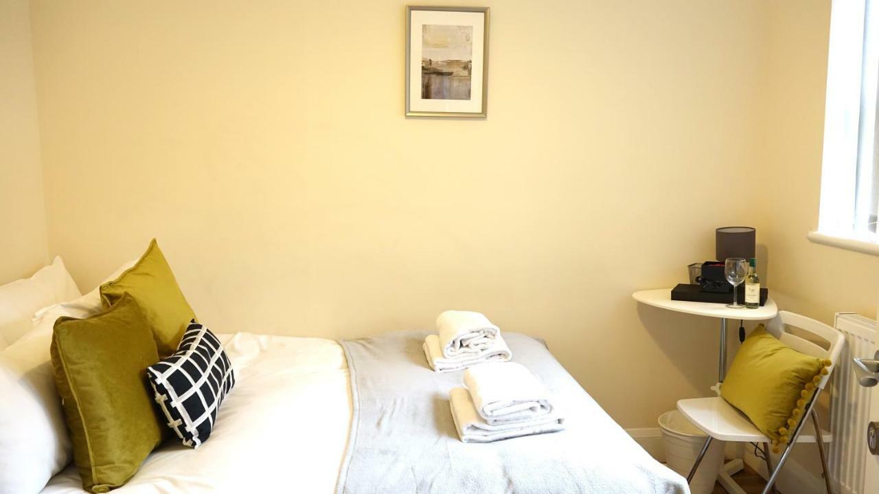 Heathrow Ensuite Rooms- Auto Check In ロンドン エクステリア 写真
