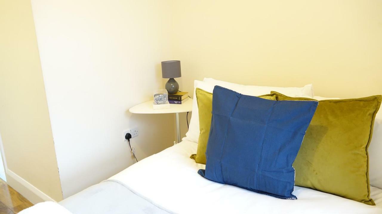 Heathrow Ensuite Rooms- Auto Check In ロンドン エクステリア 写真