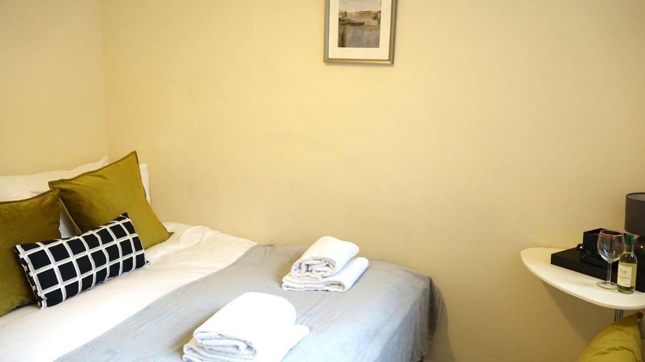 Heathrow Ensuite Rooms- Auto Check In ロンドン エクステリア 写真
