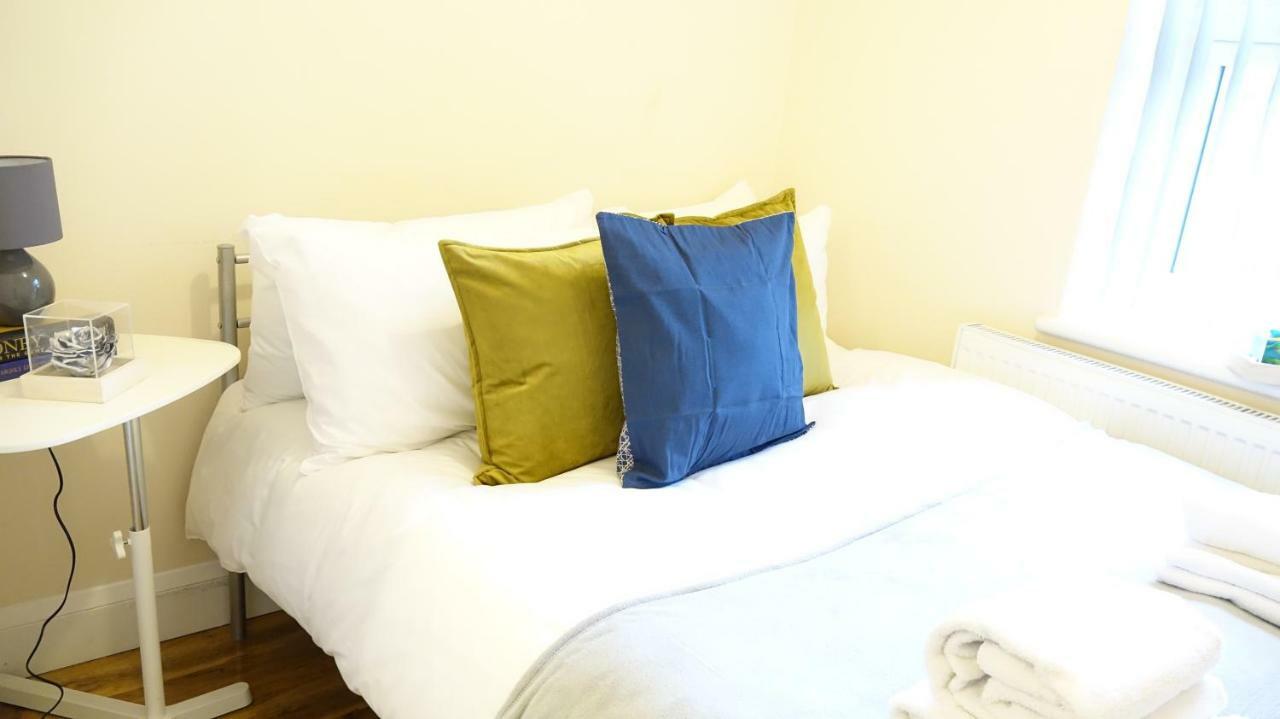 Heathrow Ensuite Rooms- Auto Check In ロンドン エクステリア 写真