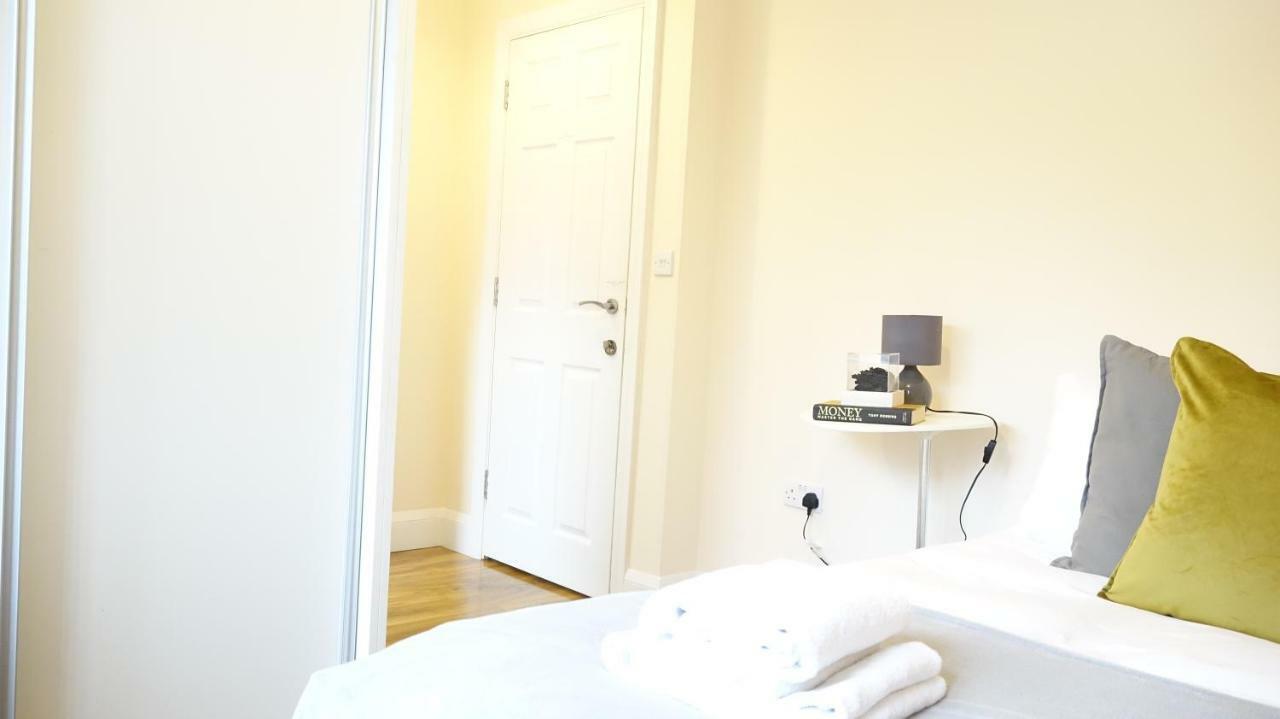 Heathrow Ensuite Rooms- Auto Check In ロンドン エクステリア 写真