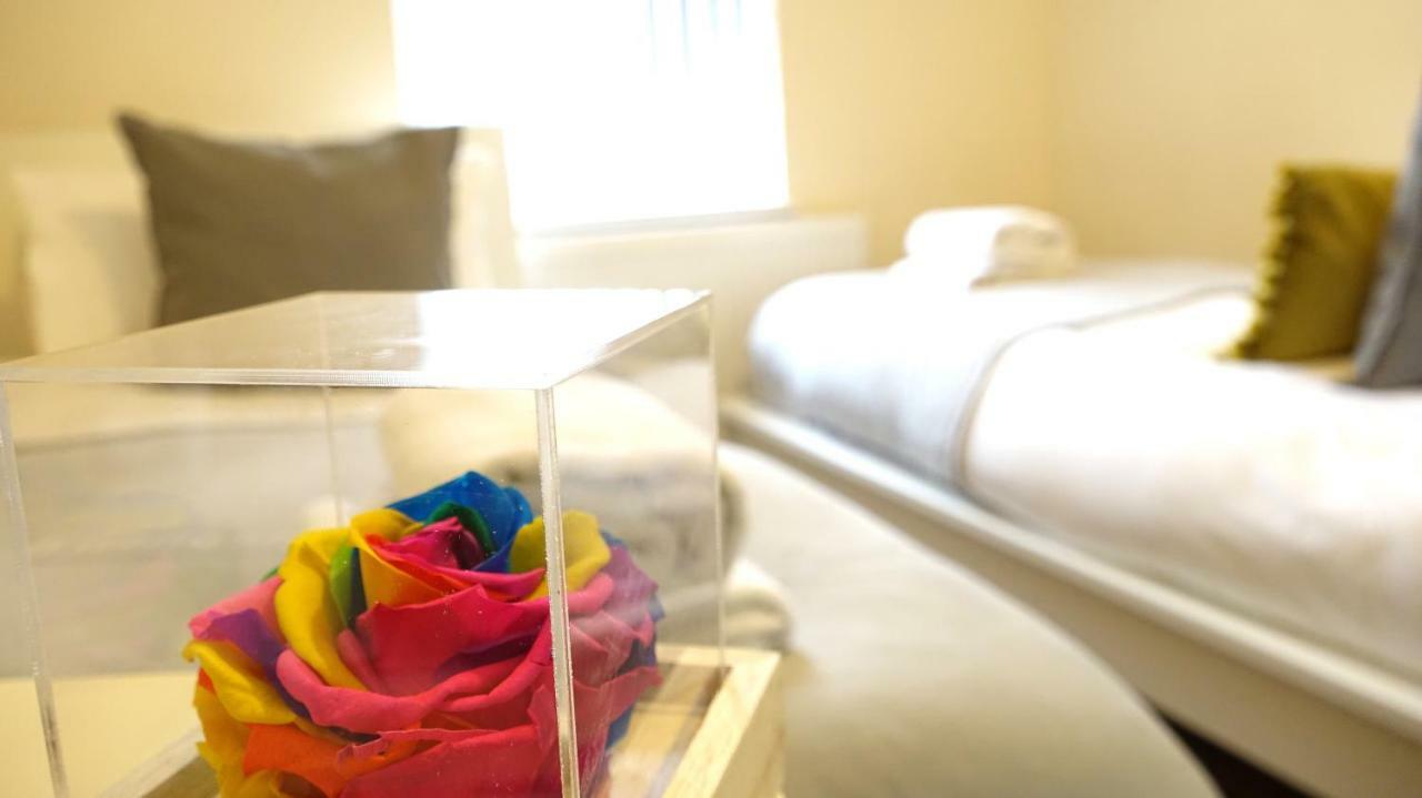Heathrow Ensuite Rooms- Auto Check In ロンドン エクステリア 写真