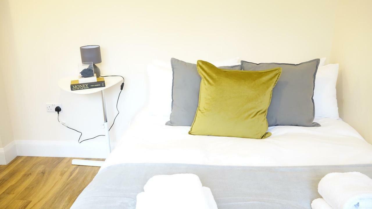 Heathrow Ensuite Rooms- Auto Check In ロンドン エクステリア 写真