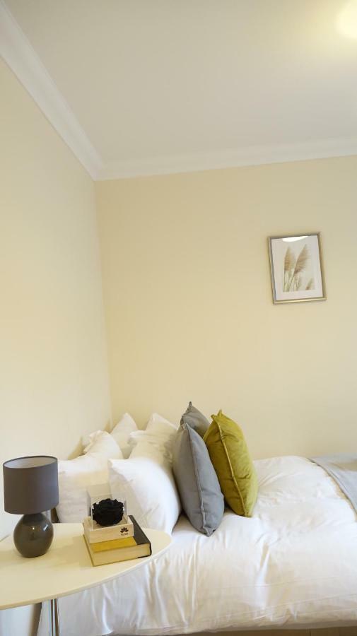 Heathrow Ensuite Rooms- Auto Check In ロンドン エクステリア 写真