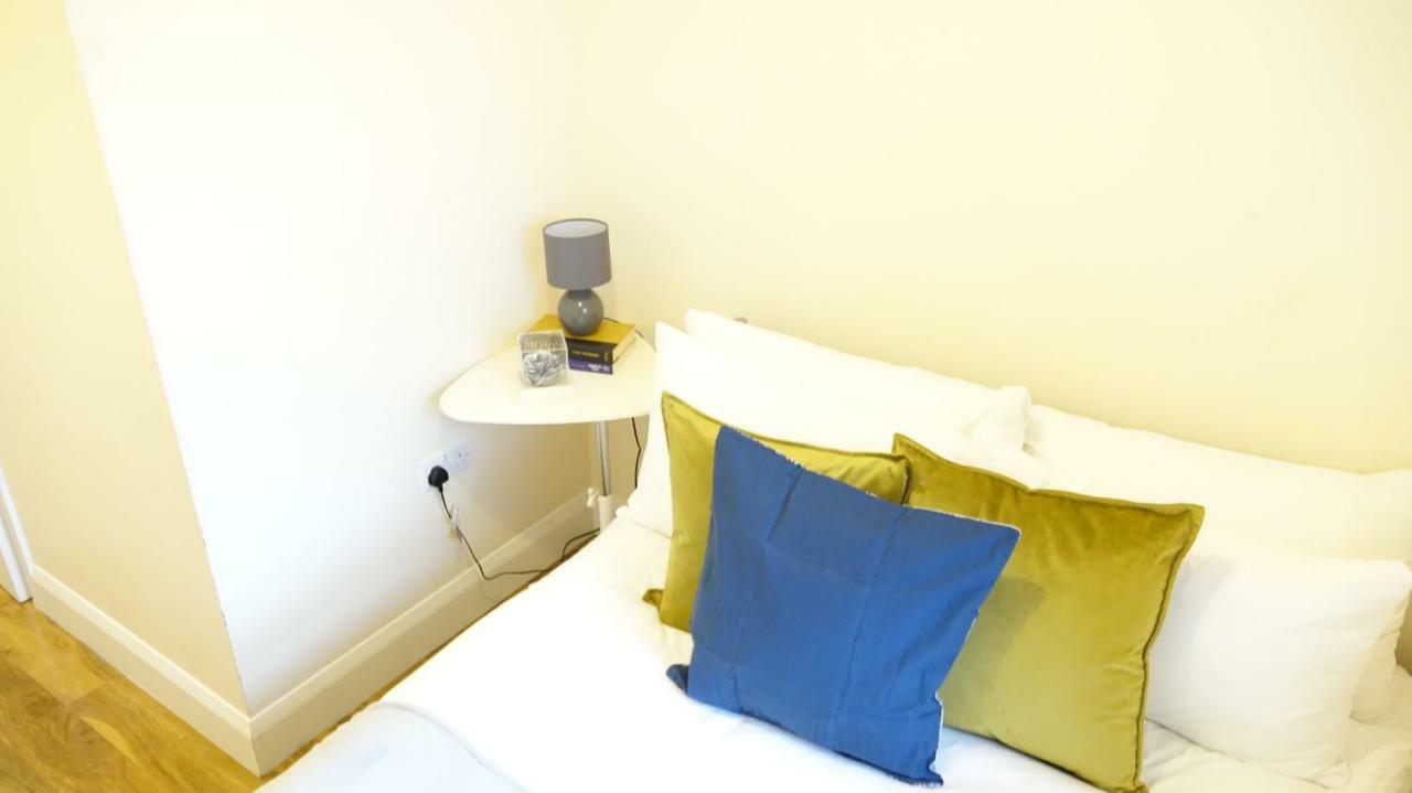 Heathrow Ensuite Rooms- Auto Check In ロンドン エクステリア 写真