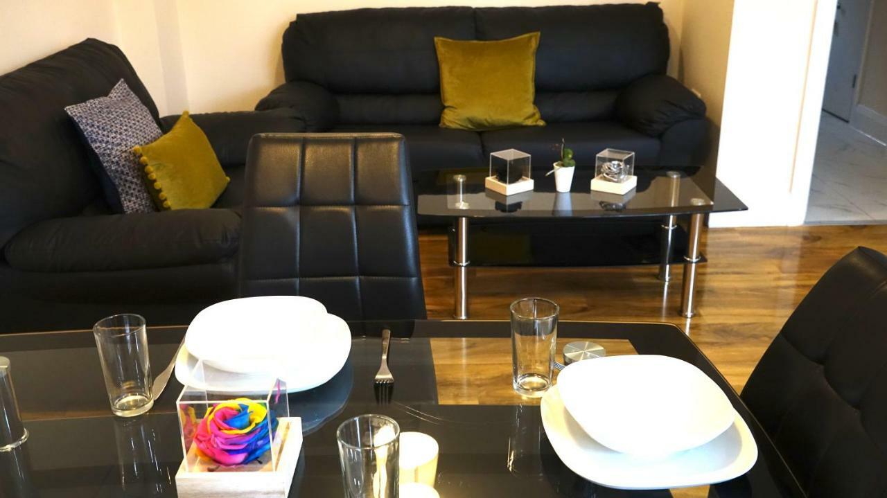 Heathrow Ensuite Rooms- Auto Check In ロンドン エクステリア 写真