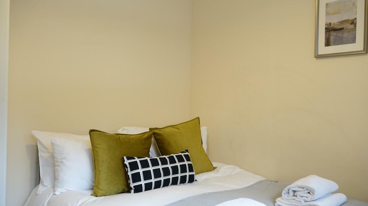 Heathrow Ensuite Rooms- Auto Check In ロンドン エクステリア 写真
