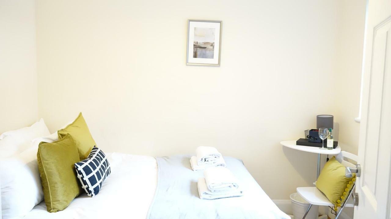 Heathrow Ensuite Rooms- Auto Check In ロンドン エクステリア 写真