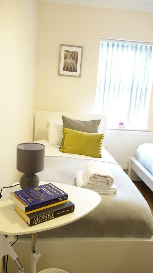 Heathrow Ensuite Rooms- Auto Check In ロンドン エクステリア 写真