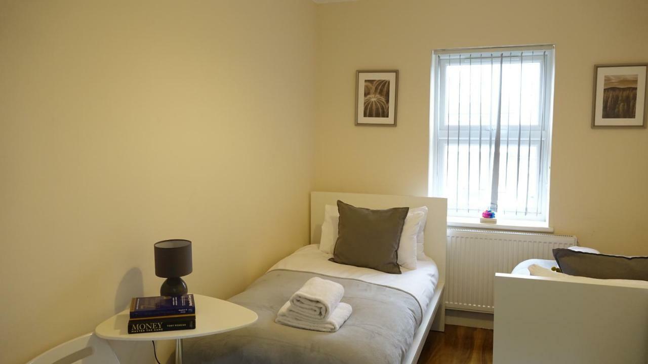 Heathrow Ensuite Rooms- Auto Check In ロンドン エクステリア 写真