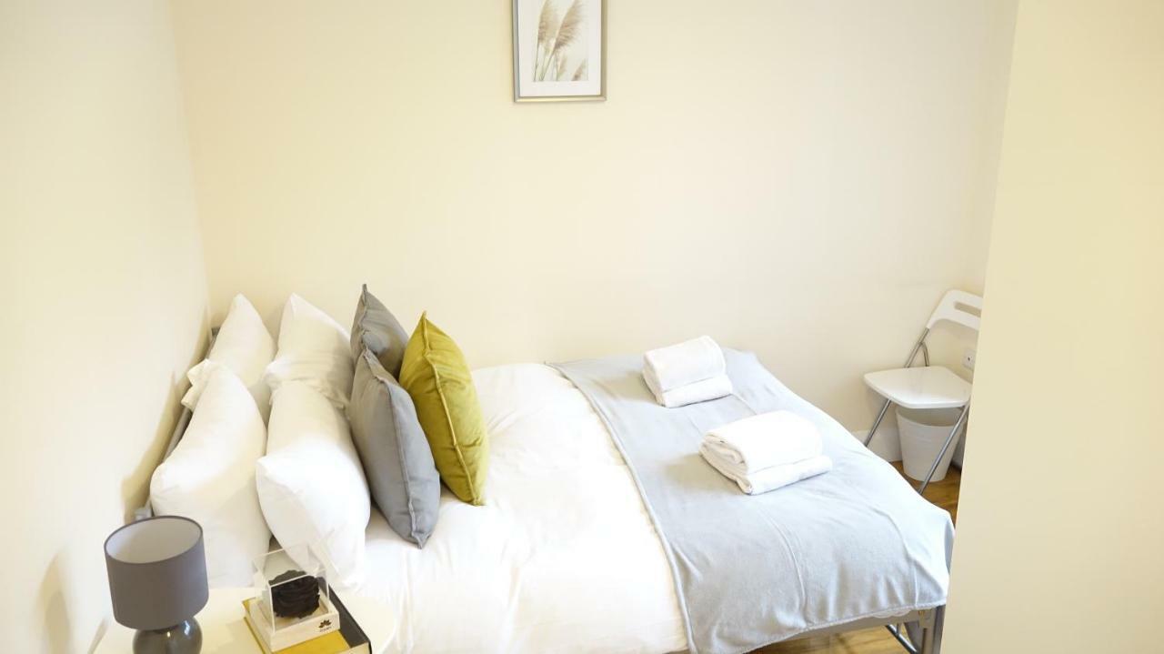 Heathrow Ensuite Rooms- Auto Check In ロンドン エクステリア 写真