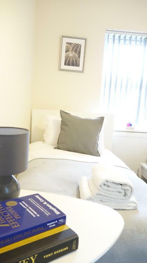 Heathrow Ensuite Rooms- Auto Check In ロンドン エクステリア 写真